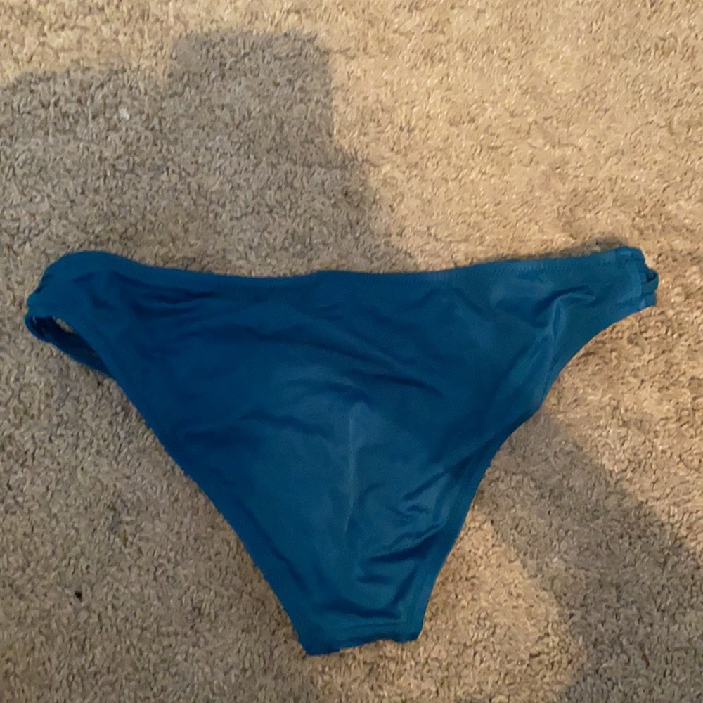 Bikini - Picture 3 of 6
